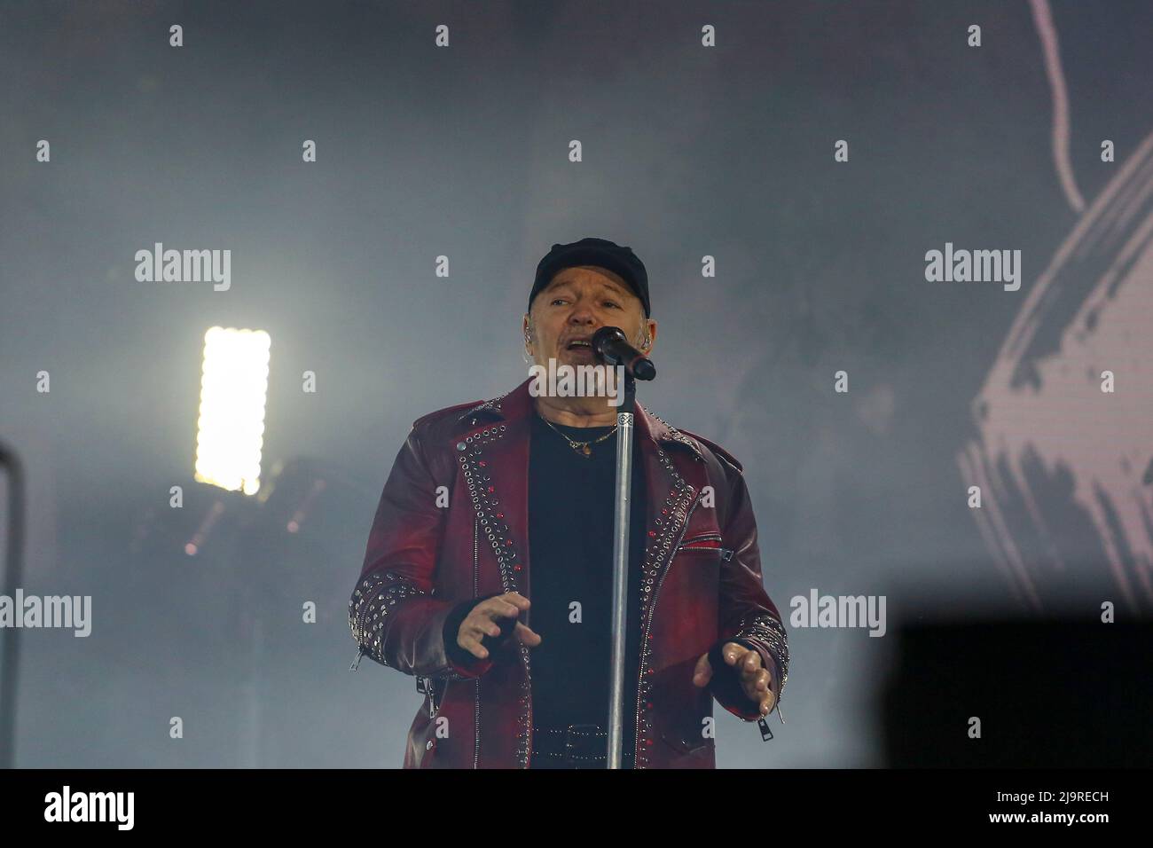 MAILAND, ITALIEN - 24. MAI 2022. Vasco Rossi spielt live auf der Bühne für seine „Vasco live 2022“-Tour am 24. Mai 2022 im Ippodromo Snai La Maura Credit: Massimiliano Ferraro/Medialys Images/Alamy Live News Stockfoto