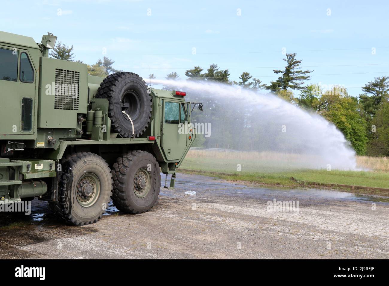 Army Reserve Feuerwehrleute aus dem ganzen Land trafen sich in Fort McCoy, Wisconsin, für 10 Tage Fahrer-/Bedienertraining, um zu lernen, wie man taktische Löschfahrzeuge richtig einsetzen kann. Die Schulung wird dazu beitragen, diese Soldaten der Armeereserven auf den Einsatz in jeder Situation vorzubereiten, in der sie sich beim Angriff auf ein Feuer oder eine andere Notsituation befinden. Stockfoto