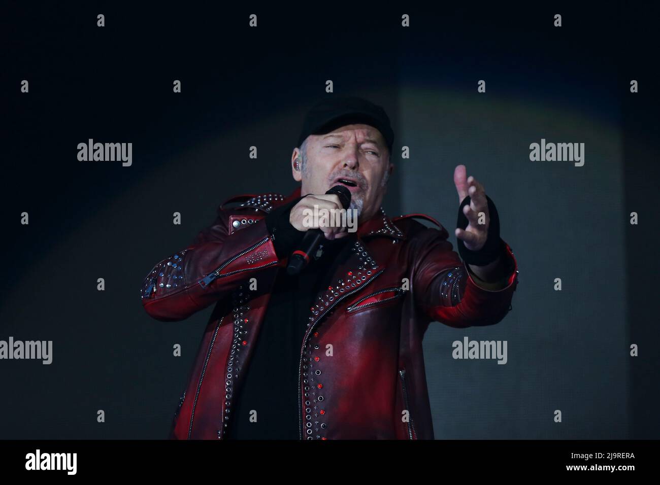 MAILAND, ITALIEN - 24. MAI 2022. Vasco Rossi spielt live auf der Bühne für seine „Vasco live 2022“-Tour am 24. Mai 2022 im Ippodromo Snai La Maura Credit: Massimiliano Ferraro/Medialys Images/Alamy Live News Stockfoto