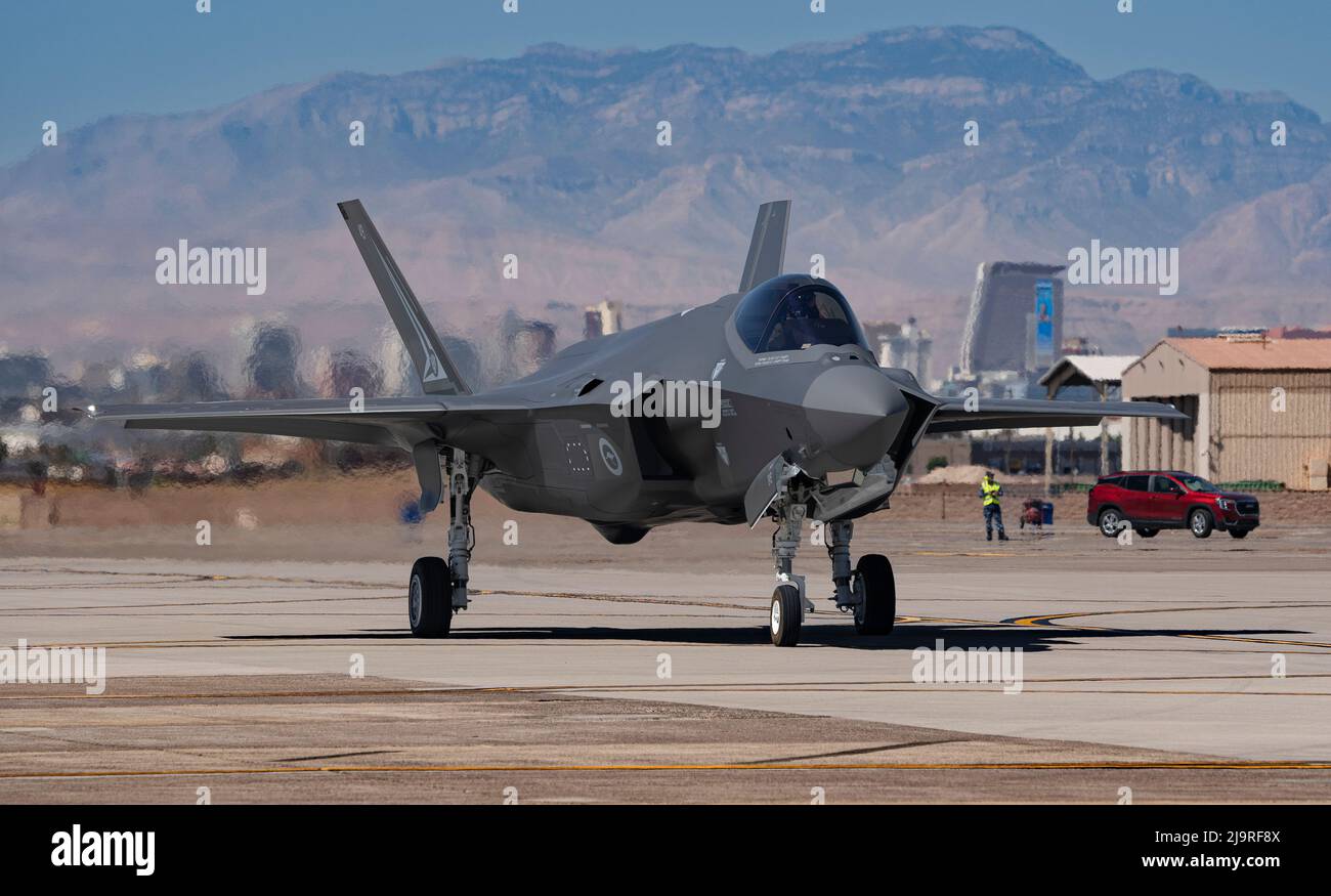 Eine Royal Australian Air Force (RAAF) F-35A tagt für eine Trainingsmission auf dem Luftwaffenstützpunkt Nellis, Nevada, 17. Mai 2022. Der konventionelle Start- und Landeanflug F-35A gibt der US-Luftwaffe und ihren Verbündeten die Macht, den Himmel jederzeit und überall zu beherrschen. (USA Luftwaffe Foto von William R. Lewis) Stockfoto