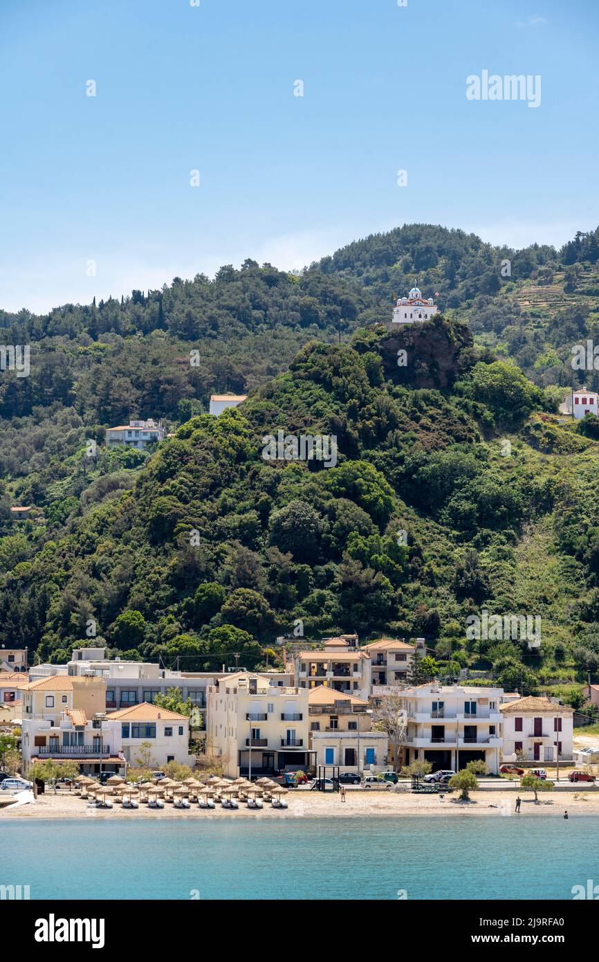 Griechenland, Insel Samos, Karlovasi (Karlovassi), Limani Karlovasiou, Strand beim Fährhafen und Blick auf Alonaki, den 'Lykabettus Karlovasi' im Ort Stockfoto