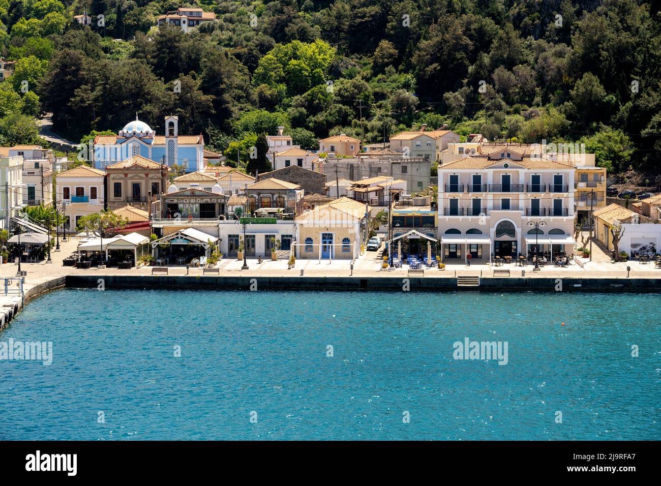 Griechenland, Insel Samos, Karlovasi (Karlovassi), Limani Karlovasiou, Uferpromenade am Fährhafen Stockfoto