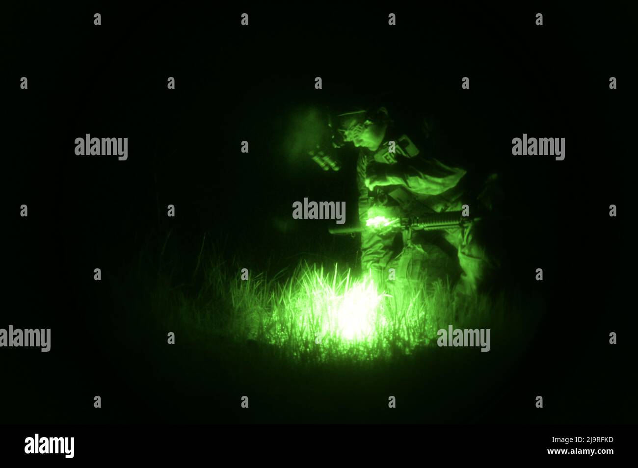 Ein EOD-Techniker durchsucht das Gebiet während einer Übung am 17. Mai 2022 in Fort McCoy, Wisconsin, nach möglichen Sprengstoffen im Regen. „Wadacious Warrior“ ist eine Sprengstoffbeseitigungsübung mit Beteiligung von Luftmännern, Marines und Soldaten aus einer Reihe von Einheiten und Berufsfeldern. Stockfoto