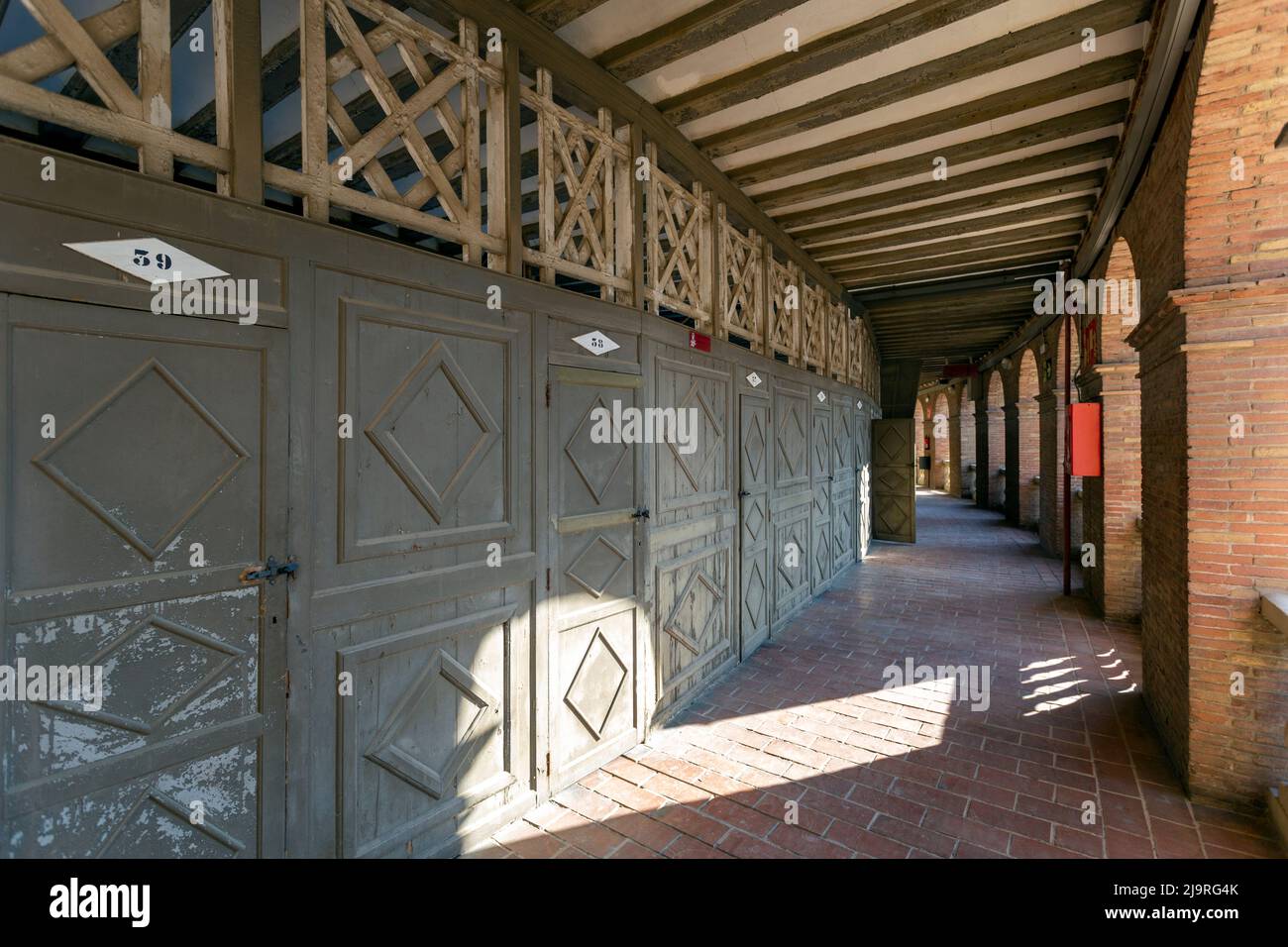 Valencia, Spanien - 05 06 2022: Plaza de Toros de Valencia Arena in Valencia, Spanien an einem sonnigen Frühlingstag. Stockfoto