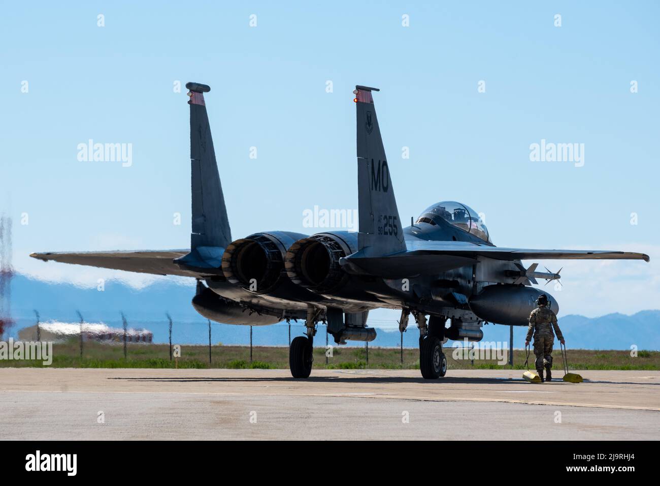 Flieger der 366. Fighter Wing Maintenance Group, Mountain Home Air Force Base, Idaho, erhalten und warten Jets nach Flugoperationen während der Übung Raging Gunfighter 22-2 auf der Hill Air Force Base, Utah, 21. Mai 2022. Raging Gunfighter zeigt, dass unsere Streitkräfte in der Lage sein müssen, sich schnell zu integrieren, Logistik und Kommunikation innerhalb des Befehls- und Kontrollzentrums eines Theaters aufzubauen, Folgekräfte zu erhalten, die Mission weiter zu generieren und Kampfkraft über alle Bereiche hinweg zu projizieren. (USA Foto der Luftwaffe von Staff Sgt. Joshua Hoskins) Stockfoto