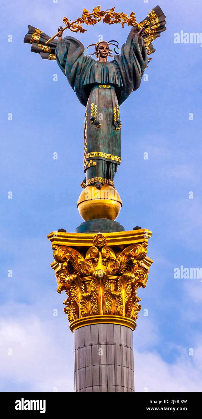 Die slawische Göttin Berehynia auf dem Gipfel des Unabhängigkeitsdenkmals, der Orangenen Revolution, dem Maidan-Platz, Kiew, der Ukraine Stockfoto