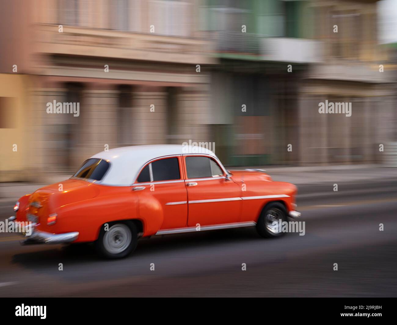 Kuba, Havanna, Havanna Vieja, UNESCO-Weltkulturerbe, klassisches rotes Auto in Bewegung Stockfoto