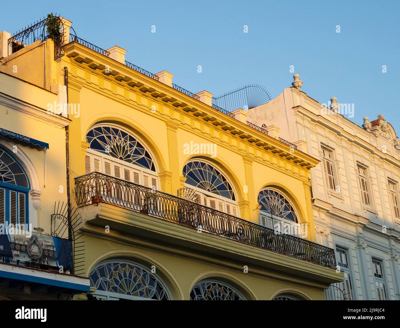 Kuba, Havanna, Havanna Vieja, UNESCO-Weltkulturerbe, restaurierte Kolonialhäuser auf der Plaza Vieja Stockfoto