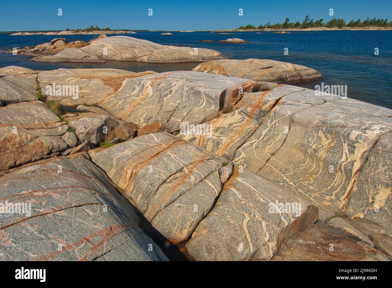 Kanada, Ontario, French River Provincial Park. Eisig erodiertes präkambrianisches Schildgestein in der Georgian Bay. Stockfoto