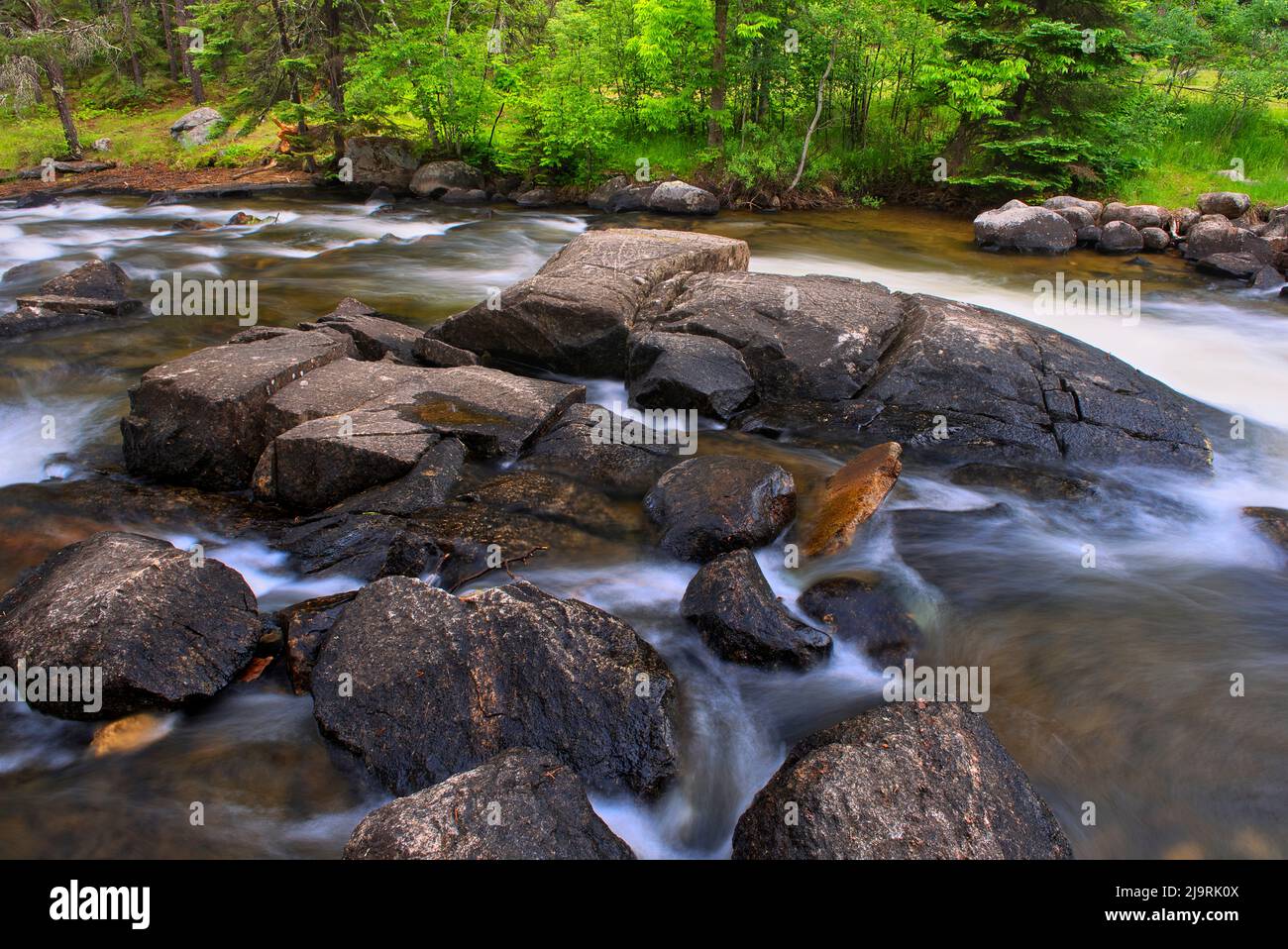 Kanada, Ontario, Rushing River Provincial Park. Felsbrocken in rauschenden Stromschnellen. Stockfoto