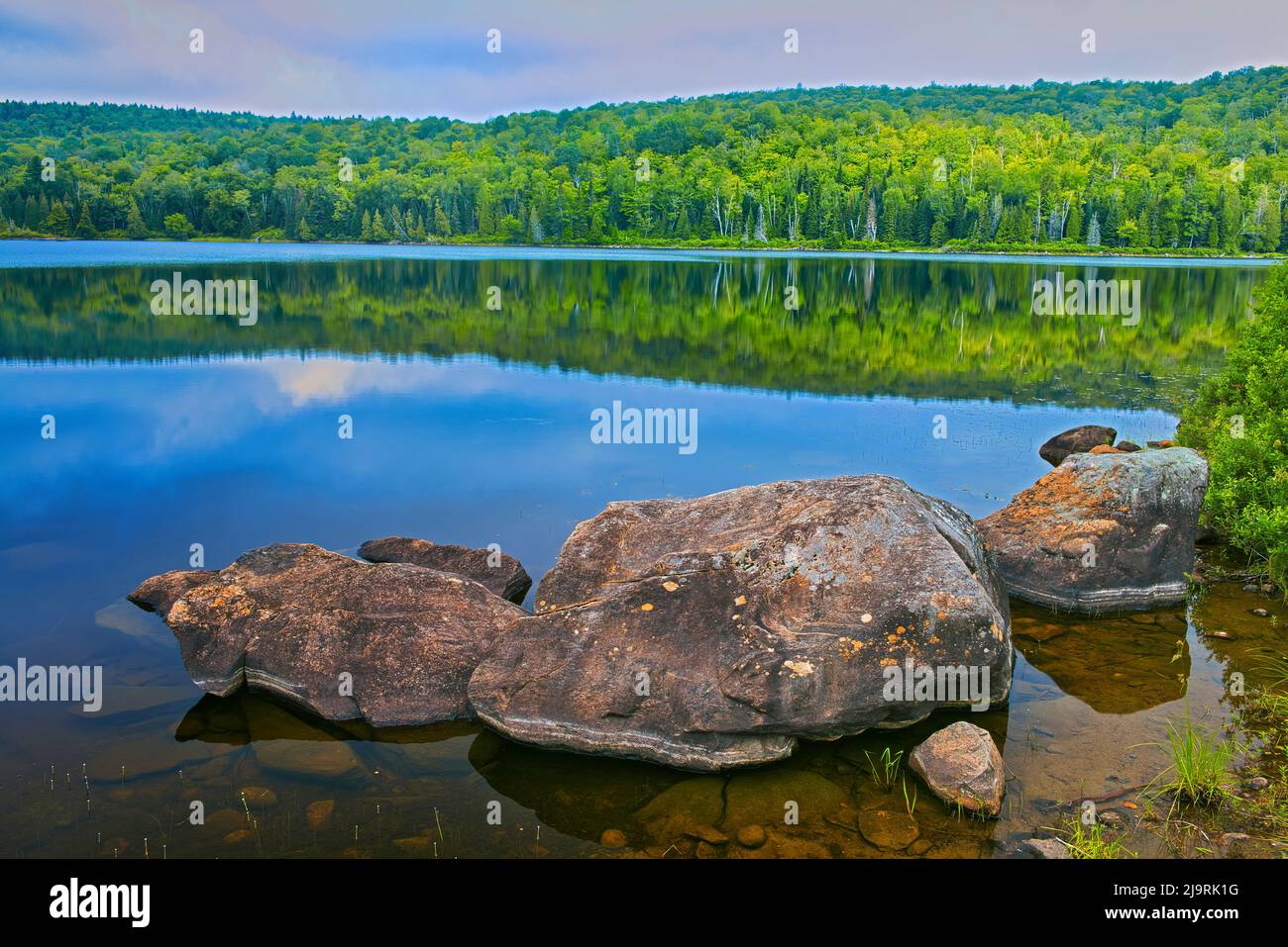 Kanada, Quebec, Nationalpark La Mauricie. Felsen am Ufer des Bouchard-Sees. Stockfoto