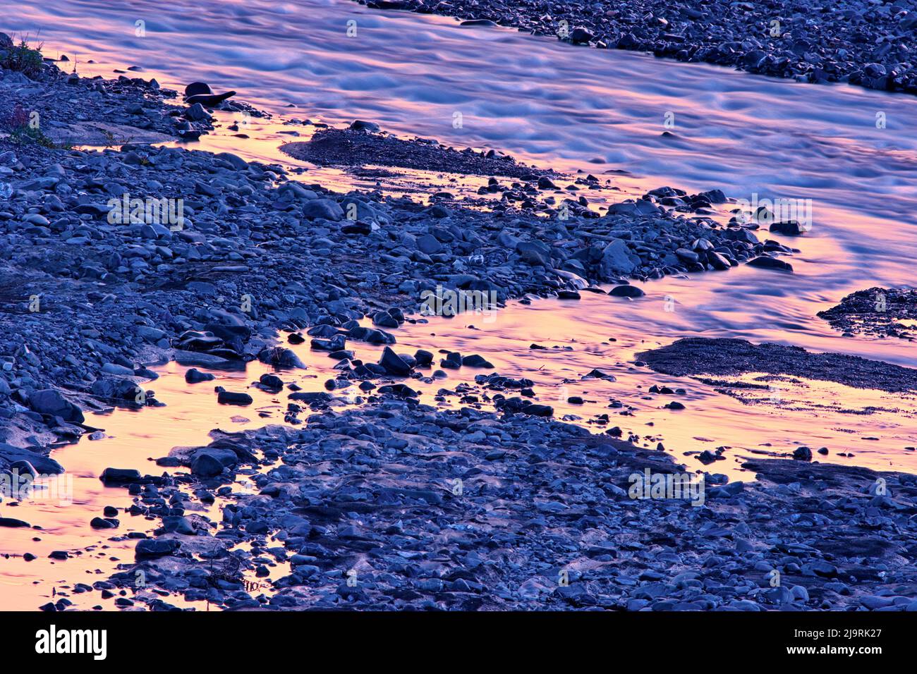 Kanada, Yukon, Haines Junction. Dezadeash River bei Sonnenaufgang. Stockfoto