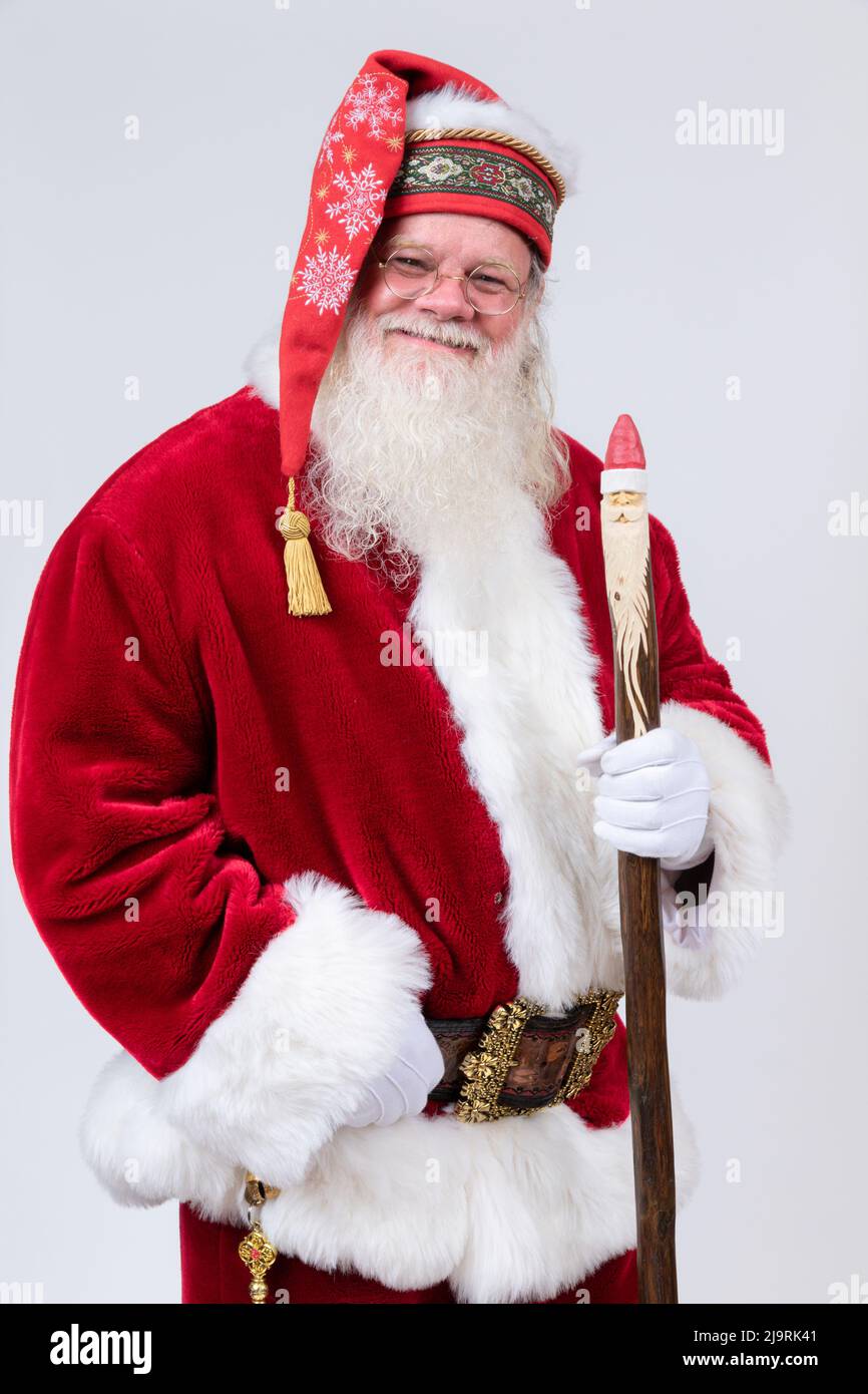 Porträt des Weihnachtsmannes mit einer Strumpfkappe und einem Stab. Stockfoto