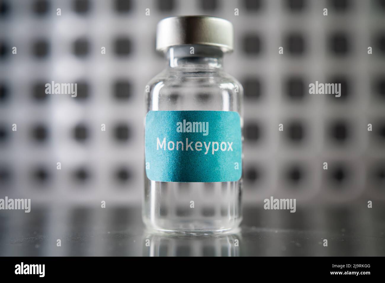 Eine Ampulle mit Impfstoff gegen das Monkeypox-Virus Stockfoto