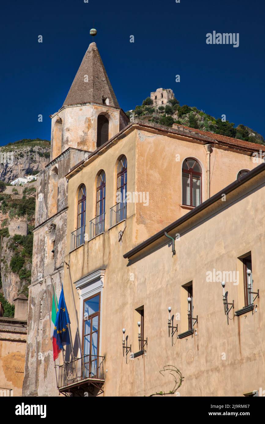 Italien, Amalfi. Glockenturm und Kirchturm der Post in der Küstenstadt Amalfi. Stockfoto