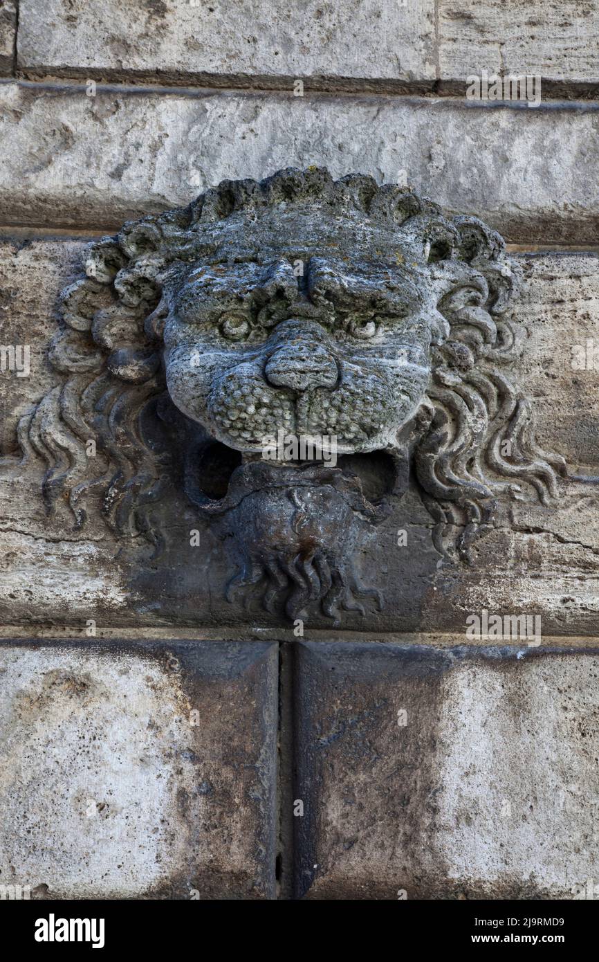 Italien, Toskana, Montepulciano. Die Schnitzerei der Löwen steht auf dem steinernen Gebäude. Stockfoto