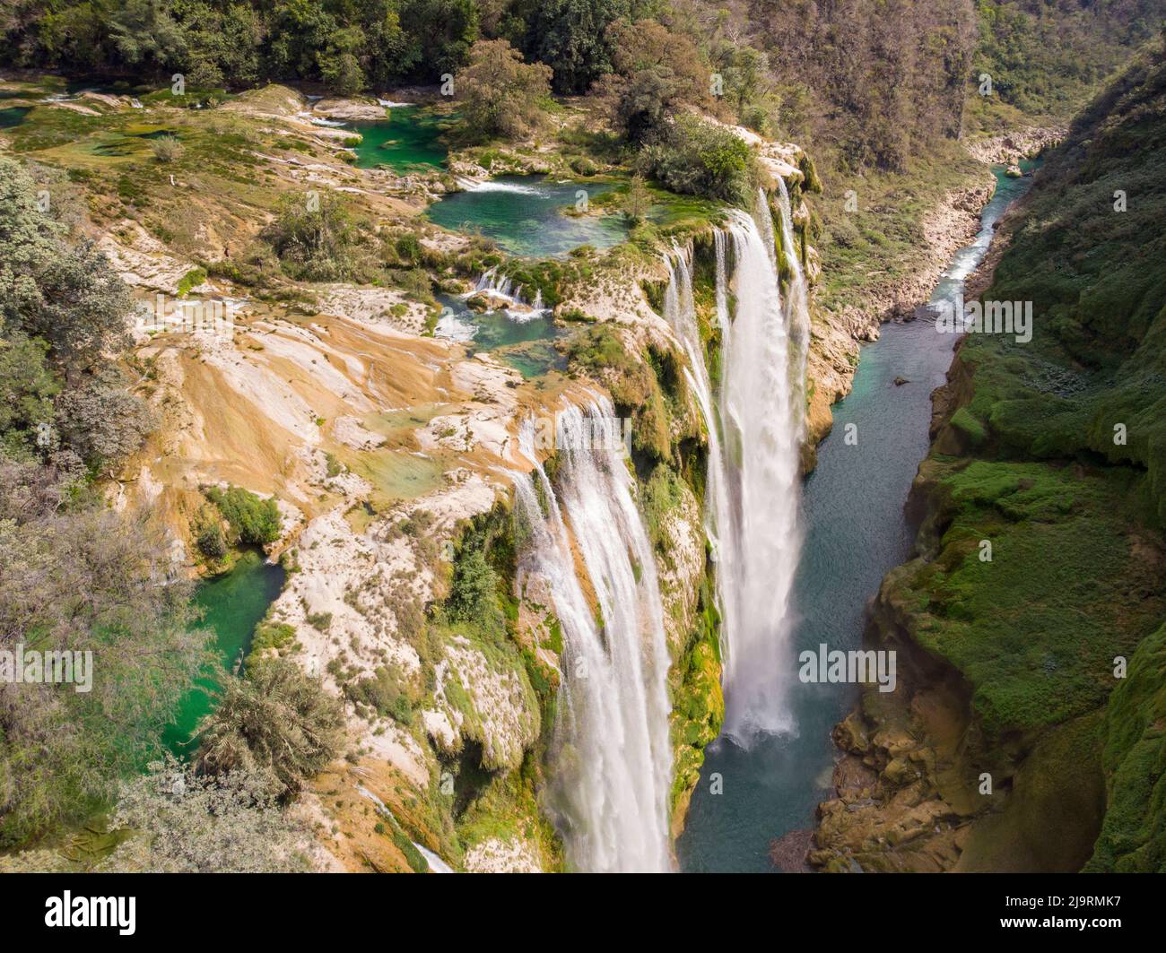 Luftaufnahme des wunderschönen, faszinierenden Tamul-Wasserfalls mit türkisfarbenem Wasser in San Luis Potosi, Mexiko Stockfoto