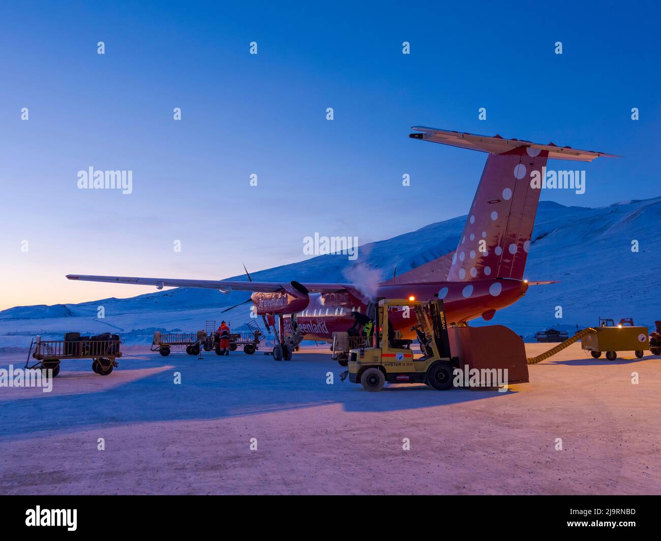 Air Greenland Dash 7. Flughafen Qaarsut in der Nähe von Uummannaq im Winter im Norden Westgrönlands jenseits des Polarkreises. Grönland, dänisches Territorium. ( Stockfoto