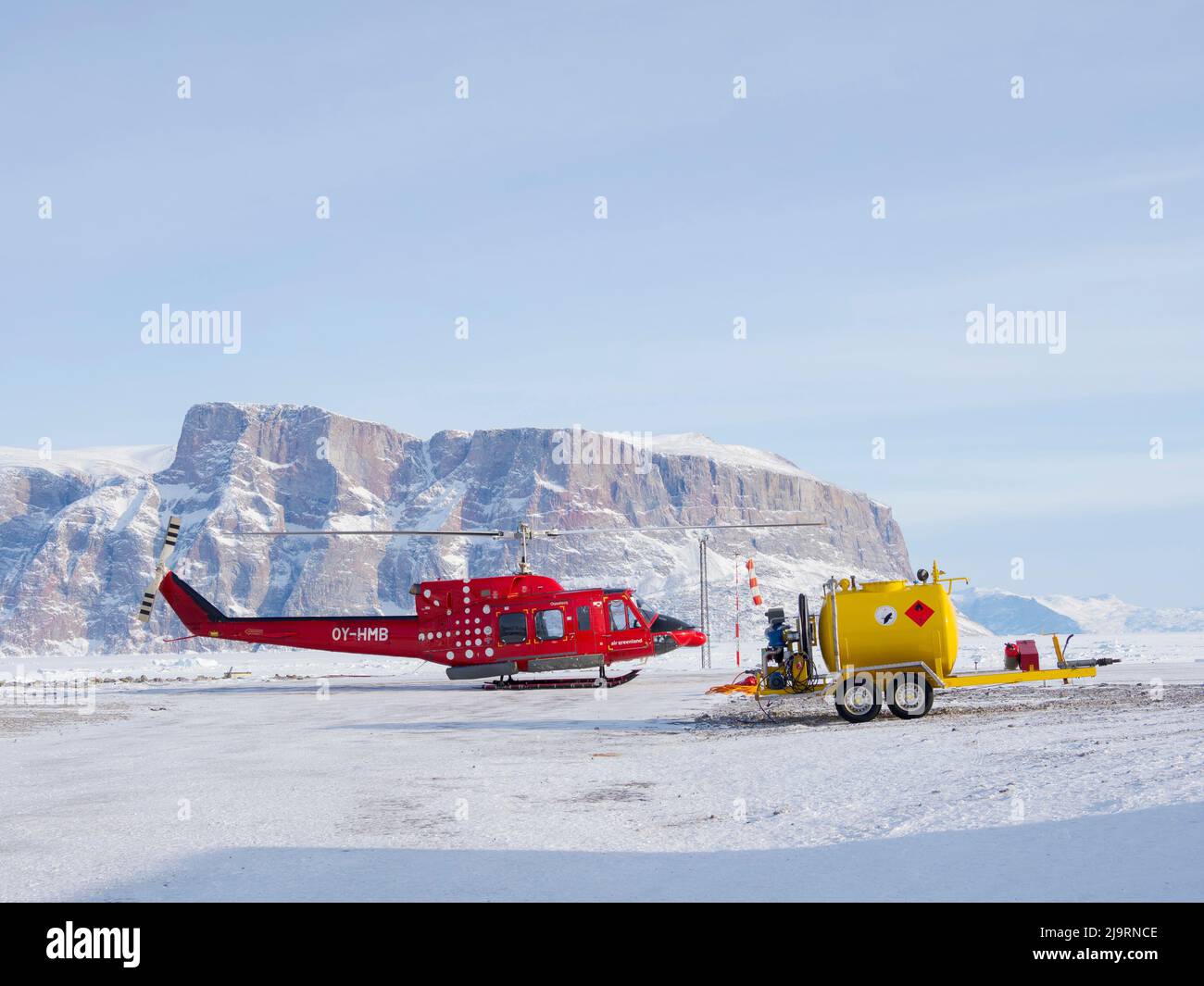 Air Greenland Bell 212 auf dem Hubschrauberlandeplatz von Uummannaq. Uummannaq im Winter im nördlichen Westgrönland jenseits des Polarkreises. Grönland, Dänisch ter Stockfoto