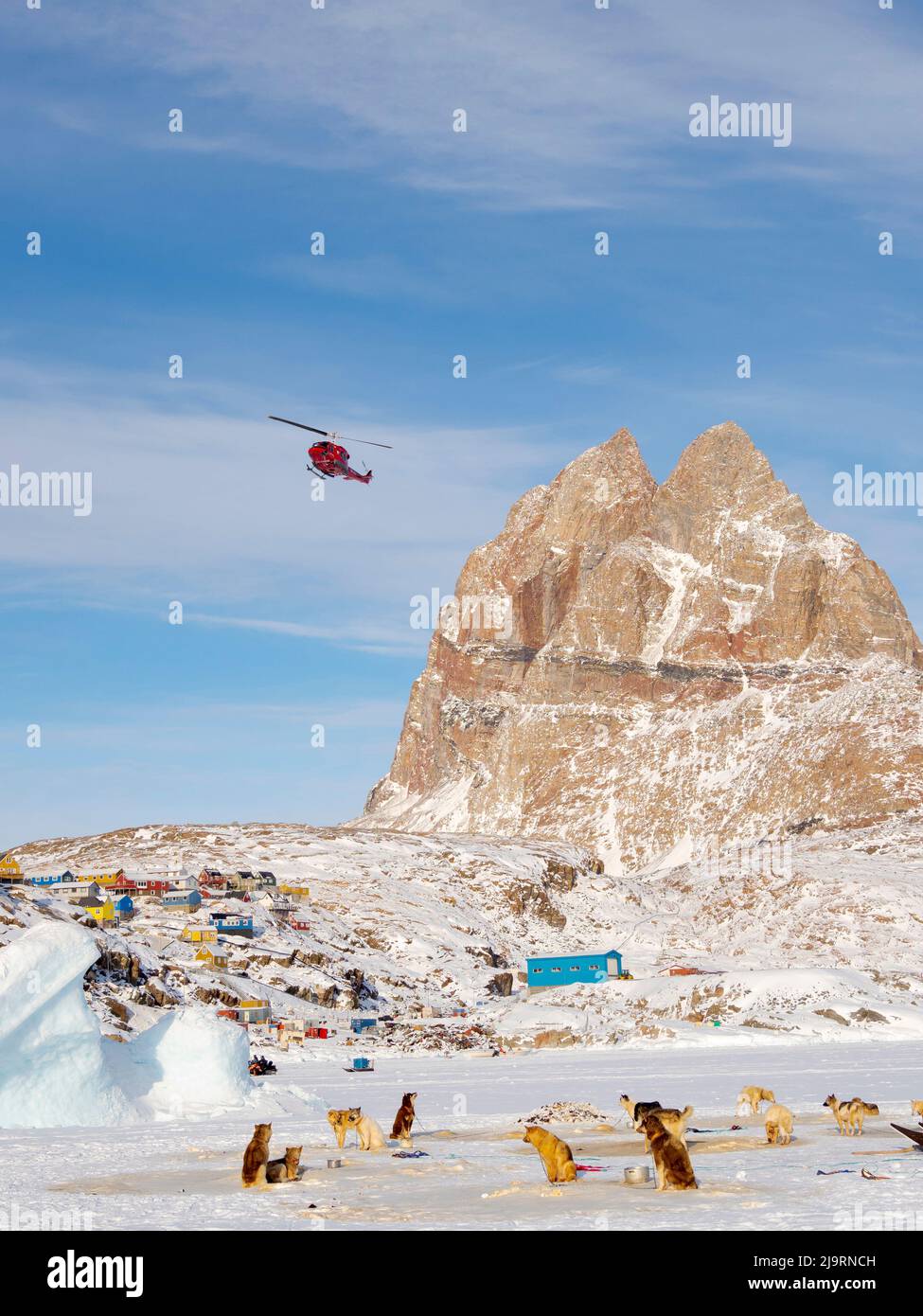 Air Greenland Bell 212 der Flug von Uummannaq nach Qaarsut. Uummannaq im Winter im nördlichen Westgrönland jenseits des Polarkreises. Grönland, D Stockfoto