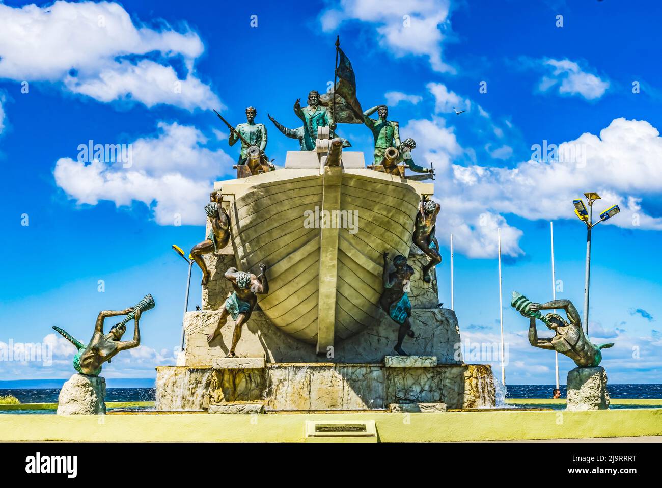 Goleta Ancud Monument, Punta Arenas, Chile. 2014 Denkmal von Guillermo Pedreo von 1843 Expedition auf der Straße von Magellan für Chile. (Editoria Stockfoto