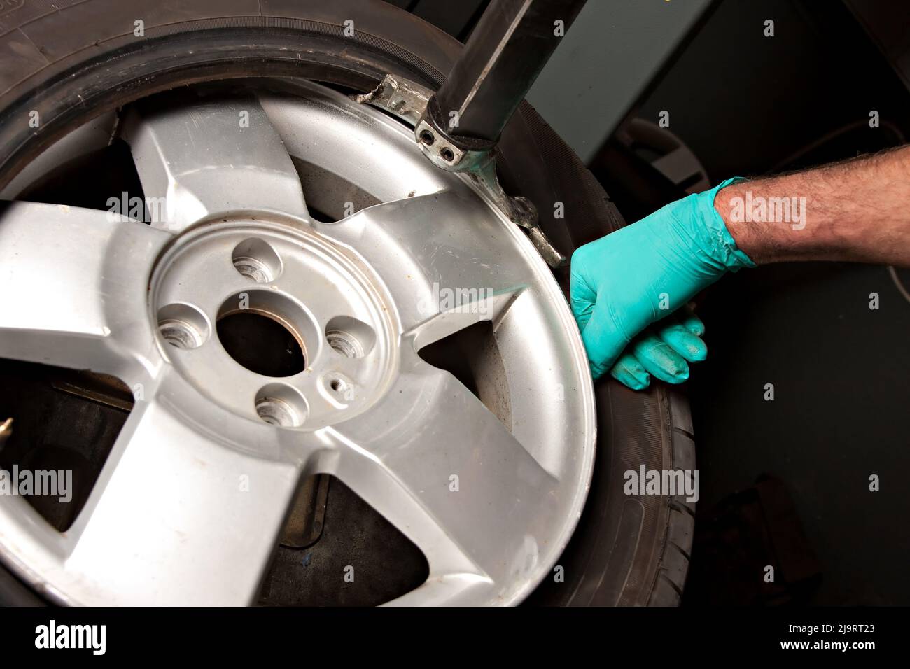 Mechaniker ändern Autorad in Auto-Werkstatt Stockfoto