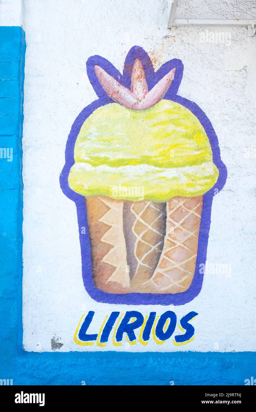 La Paz, Mexiko. Gemaltes Schild für Eis, wörtliche Übersetzung "Lilie". Stockfoto