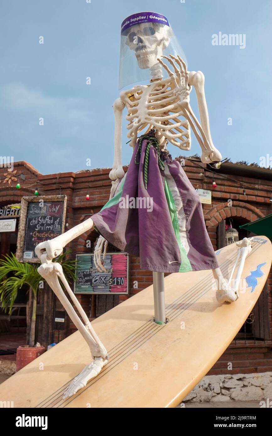 Todos Santos, Mexiko. Dia de los Muertos. Skulptur eines Skeletts auf einem Surfbrett. (Nur Für Redaktionelle Zwecke) Stockfoto