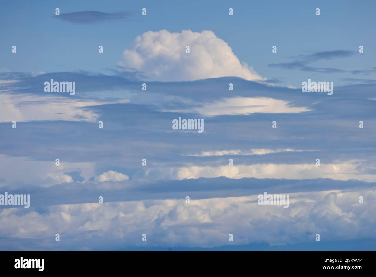 Wolkenschichten aus Blau und Weiß, Alaska Stockfoto