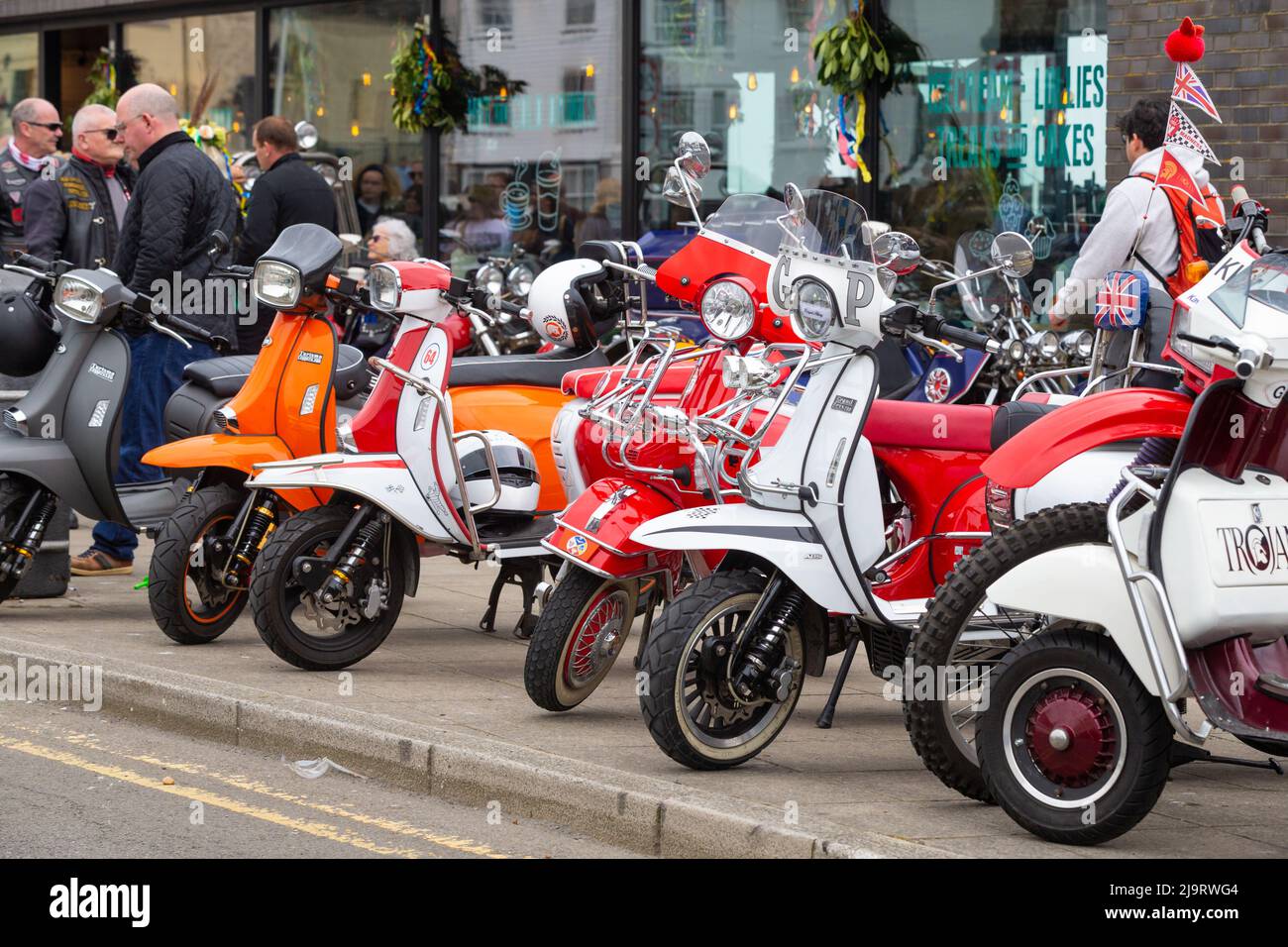 Reihe von Scomadi leggera Motorroller-Motorrädern beim jährlichen Mai-Tag-Radlauf, hastings, East sussex, großbritannien Stockfoto