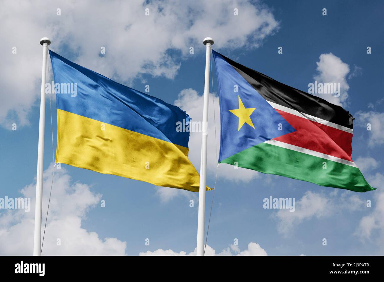 Ukraine und Südsudan zwei Flaggen auf Fahnenmasten und blau wolkiger Himmel Hintergrund Stockfoto