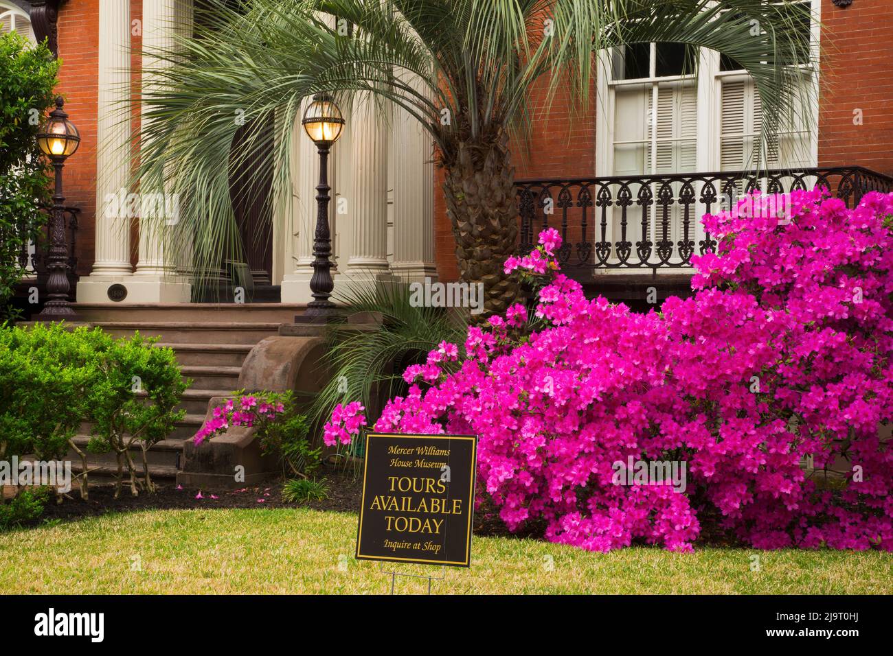 USA, Georgia, Savannah. Das Mercer Williams House Museum im historischen Viertel von Savannah im Frühjahr. Stockfoto