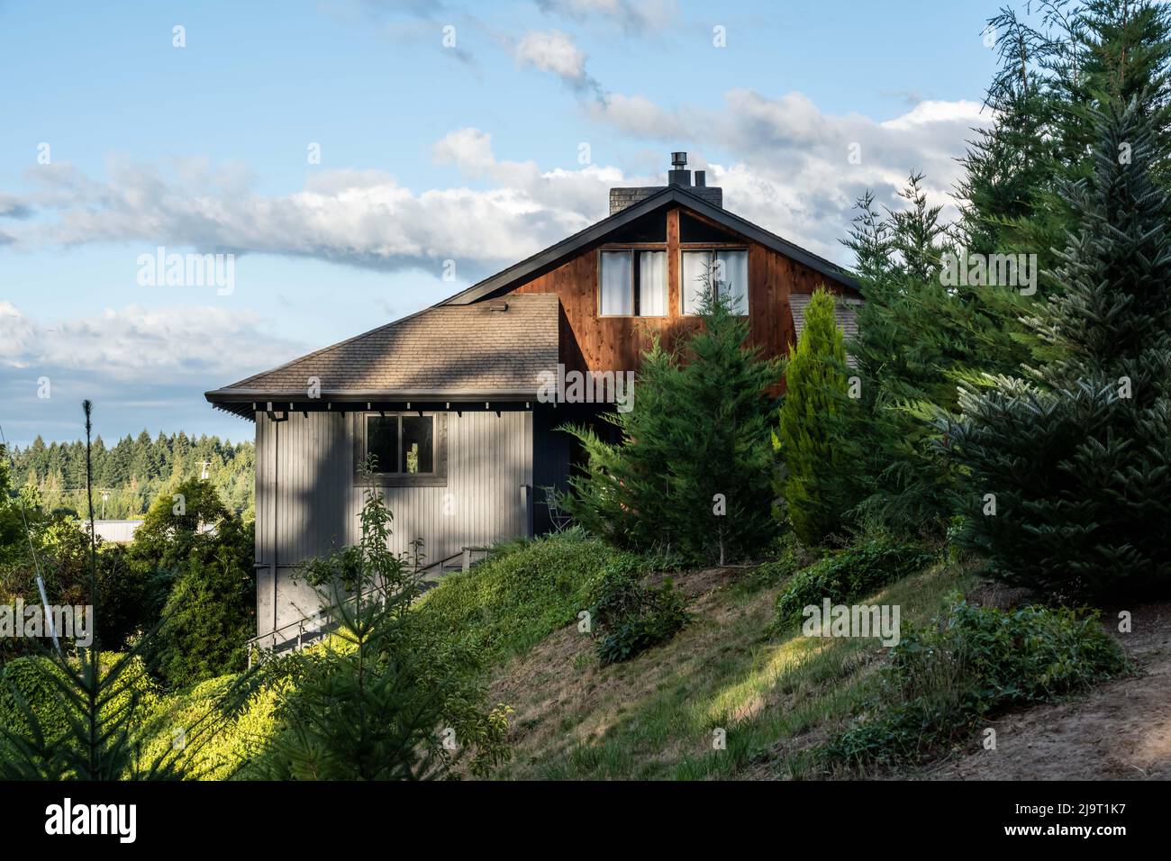 Portland, OR, USA - 6. Juni 2021: Ein großes Ferienhaus mit einem malerischen Blick auf die Umgebung Stockfoto