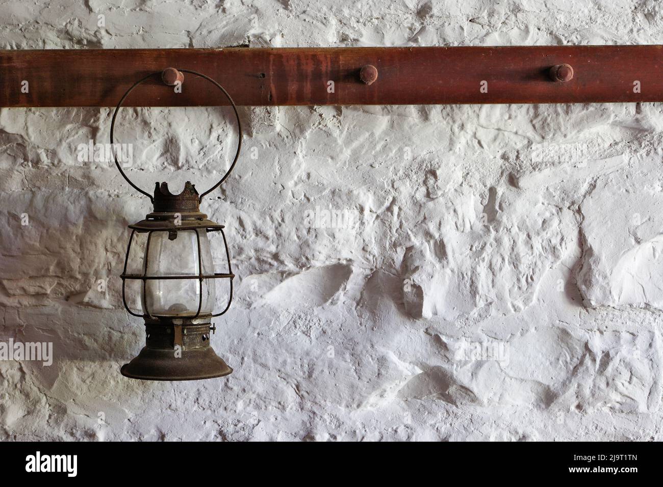 Antike Laterne, die an einer weißen Wand hängt, Shaker Village of Pleasant Hill, Harrodsburg, Kentucky Stockfoto