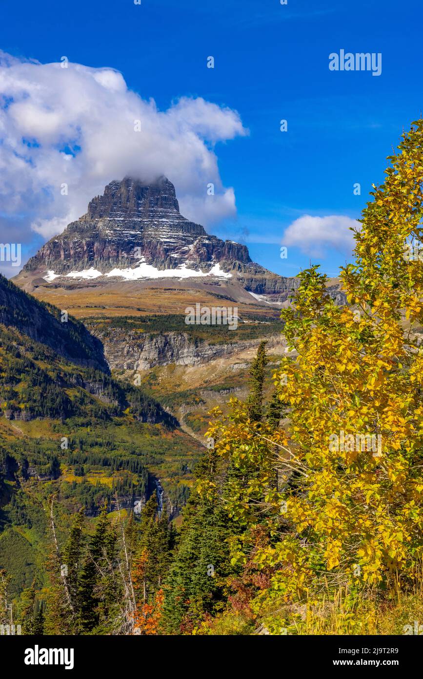 Clements Mountain und Reynolds Creek Falls im Herbst, Glacier National Park, Montana, USA Stockfoto