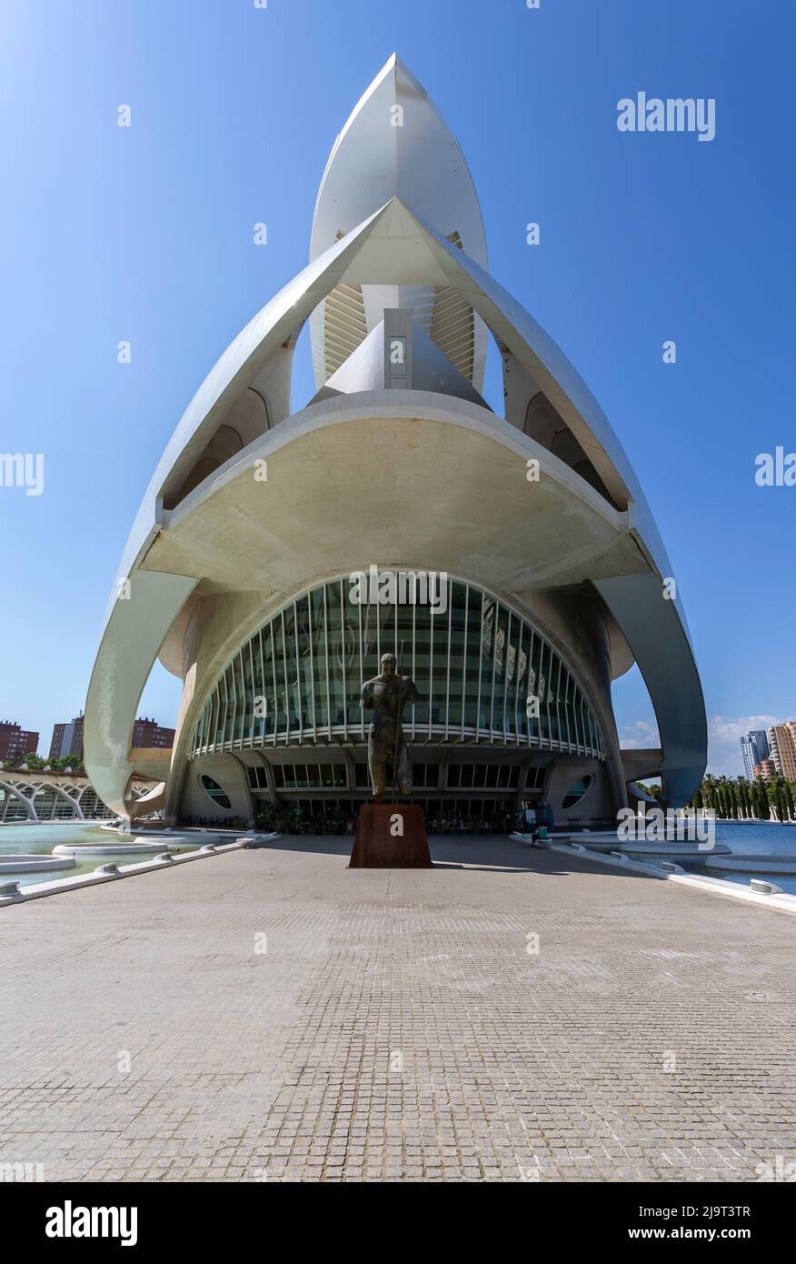 Valencia, Spanien - 05 05 2022: Palast der Künste (Palau de les Arts Reina Sofia) an der Stadt der Künste und Wissenschaften in Valencia. Stockfoto