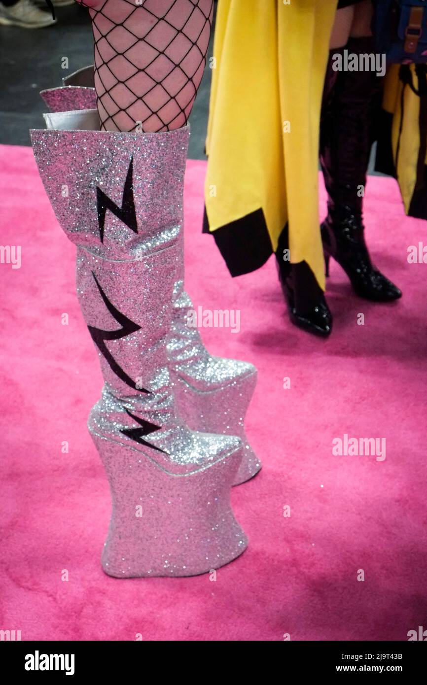 New York City, New York, USA. New York City, New York, USA. Platformstiefel in glitzerndem Silber. Stockfoto