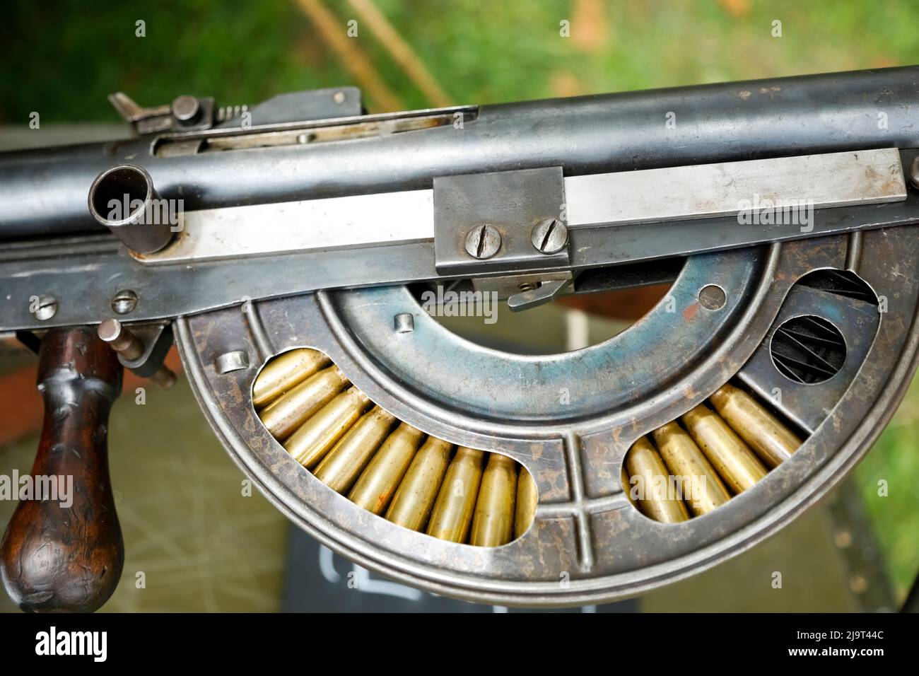 Governors Island, New York, USA. Wiedererschaffung des Ersten Weltkriegs und Ereignis der Geschichte. Nahaufnahme der Munitionsversorgung eines französischen Chauchat-leichten Maschinengewehrs Stockfoto