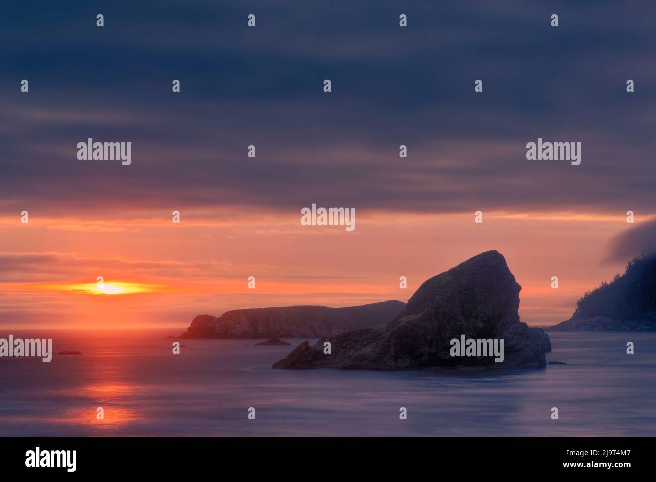 Sonnenuntergang am Samuel H. Boardman State Scenic Corridor, Oregon Stockfoto