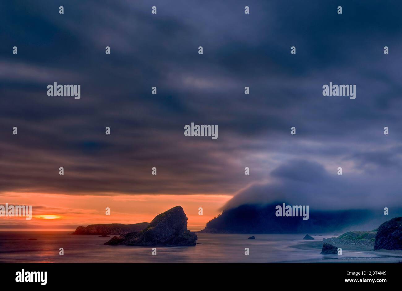 Sonnenuntergang am Samuel H. Boardman State Scenic Corridor, Oregon Stockfoto