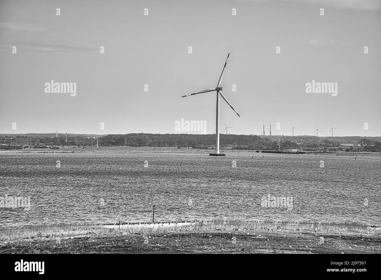 Offshore-Windkraftanlage in schwarz weiß. Grüne Energie der Zukunft. Erneuerbare Stromversorgung. Energieversorgung aus dem Meer. Im Kampf gegen das Klima cha Stockfoto