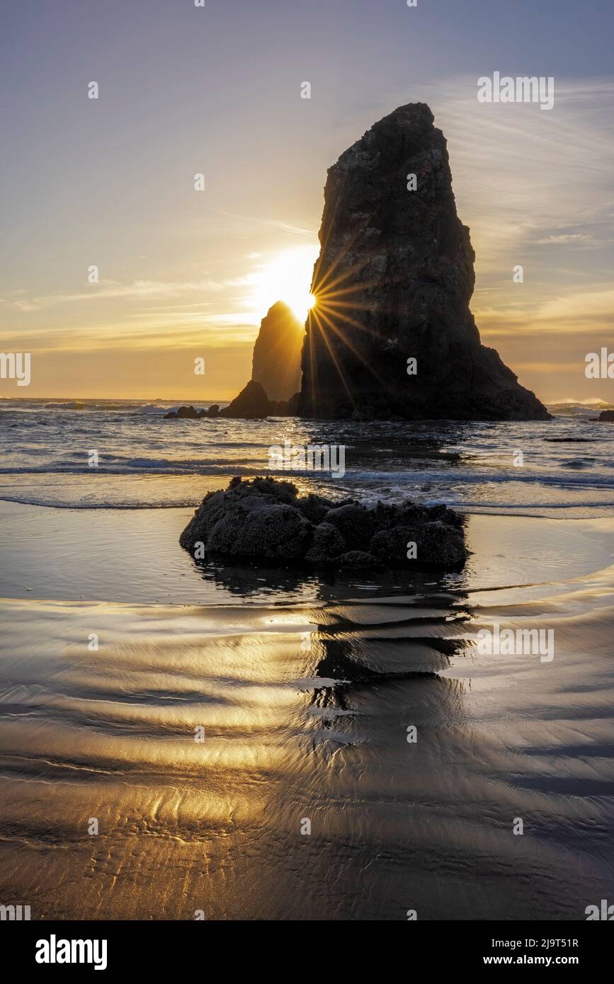 Haystack Rock Pinnacles bei Ebbe in Cannon Beach, Oregon, USA Stockfoto