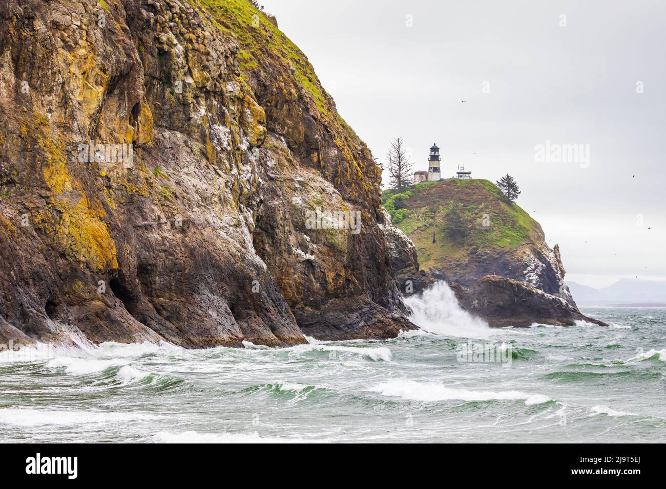 Cape Disappointment State Park, Washington State, USA. Surfen Sie im Cape Disappointment State Park auf den Felsen. Stockfoto