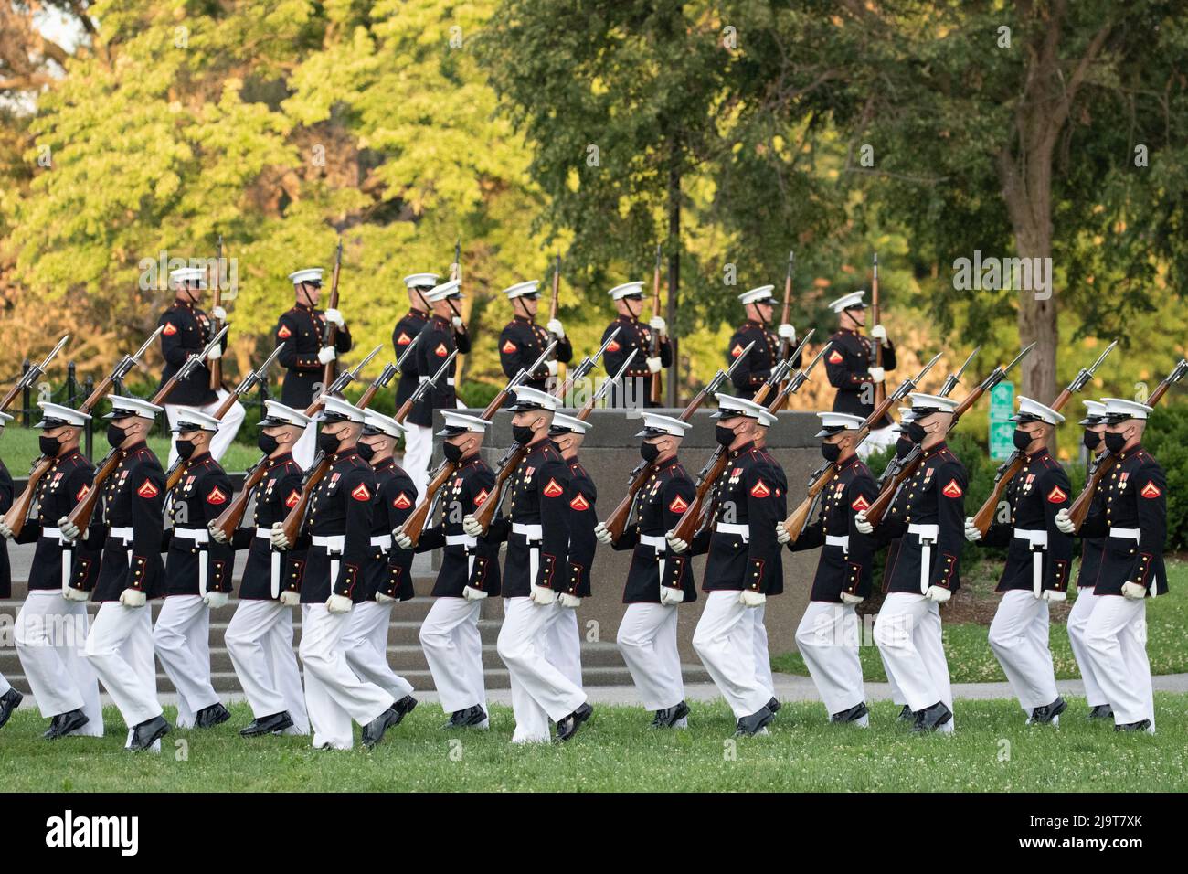 Usa, Virginia, Arlington. Iwo Jima Memorial, Sunset Parade, die aus einer Aufführung des 'The Commandant's Own' Drum and Bugle Corps, dem U.S. Ma, besteht Stockfoto