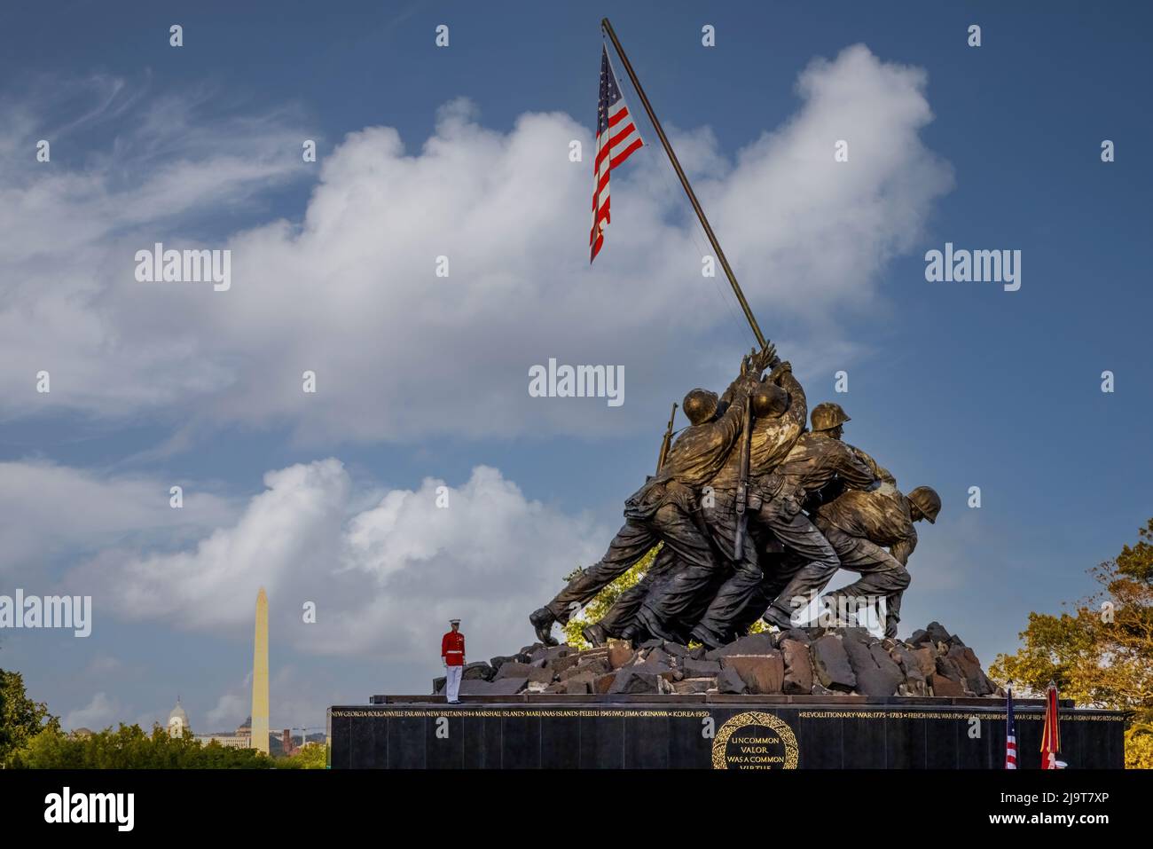 Usa, Virginia, Arlington. Iwo Jima Memorial, Sunset Parade, die aus einer Aufführung des 'The Commandant's Own' Drum and Bugle Corps, dem U.S. Ma, besteht Stockfoto