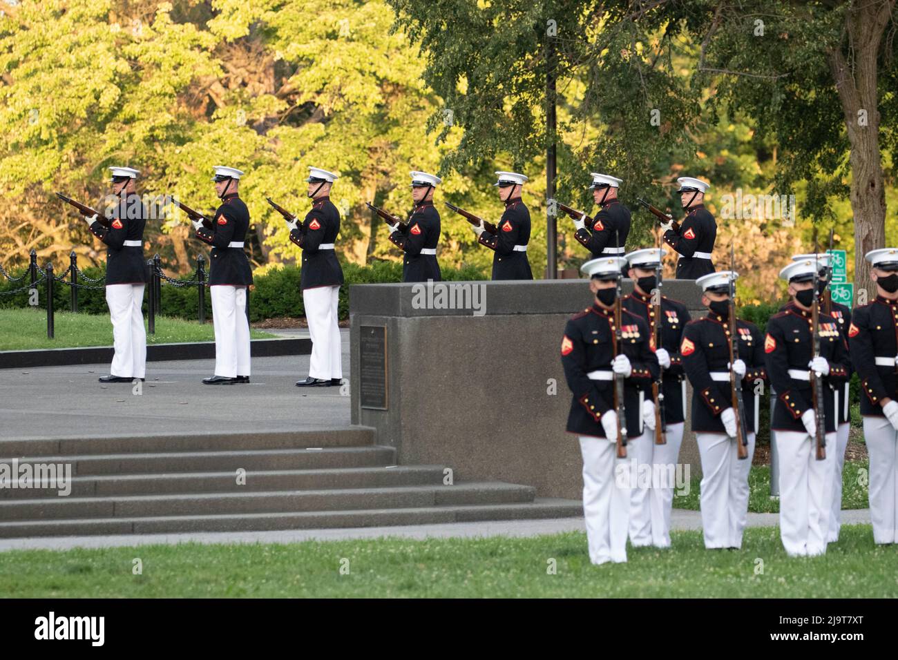 Usa, Virginia, Arlington. Iwo Jima Memorial, Sunset Parade, die aus einer Aufführung des 'The Commandant's Own' Drum and Bugle Corps, dem U.S. Ma, besteht Stockfoto