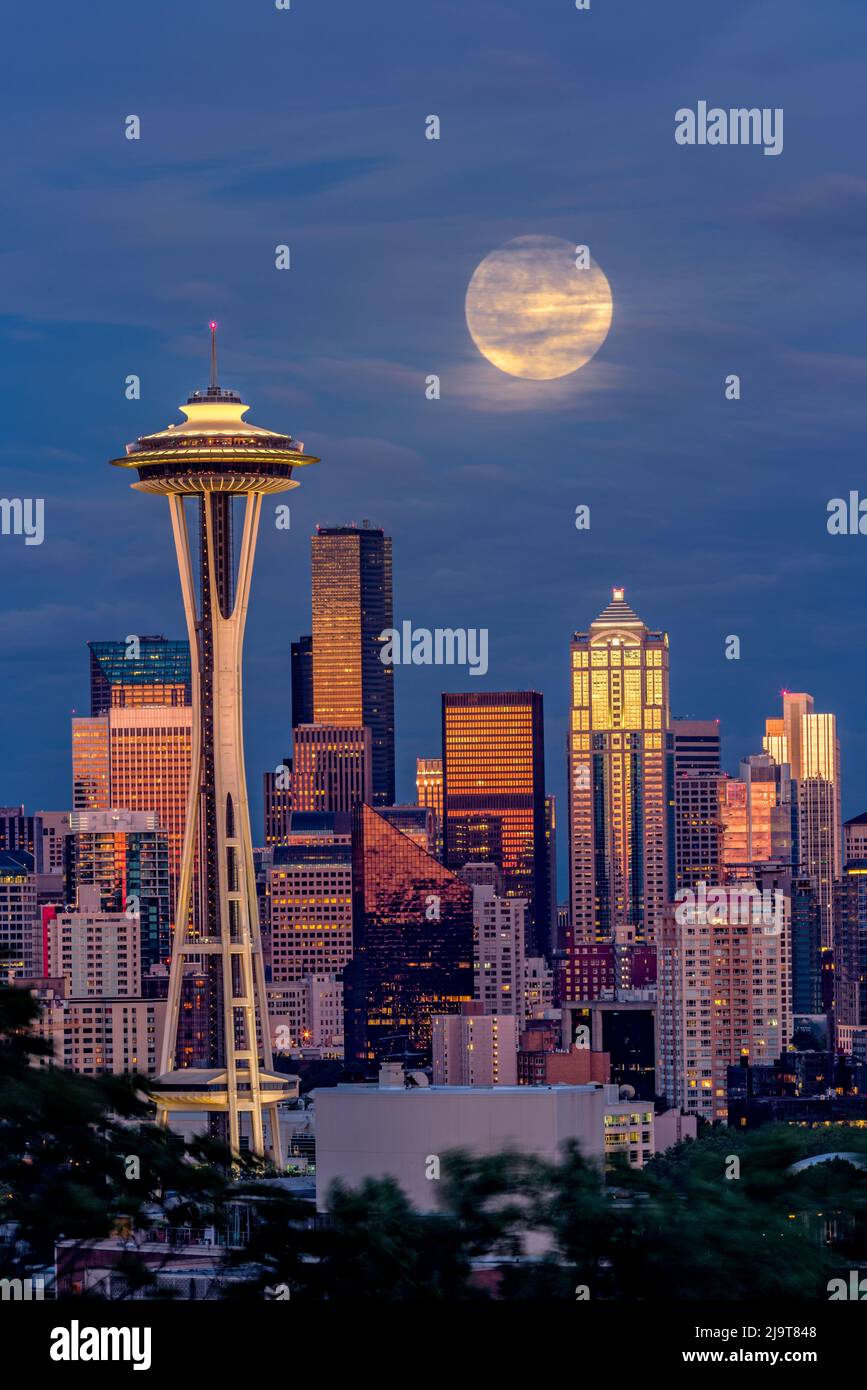 Skyline von Seattle und Supermond in der Abenddämmerung, Seattle, Staat Washington Stockfoto