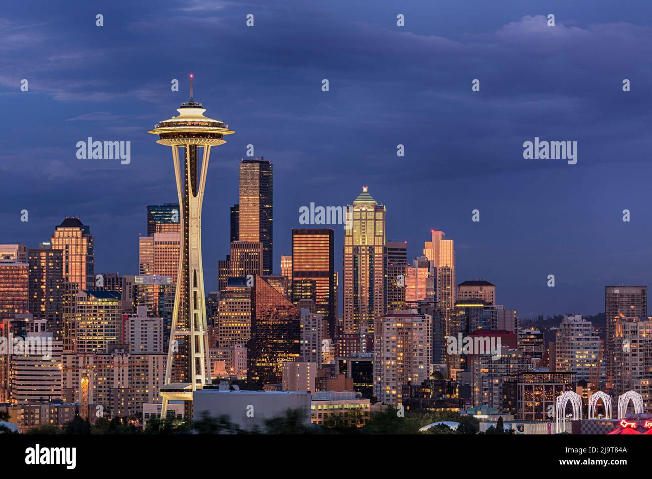 Skyline von Seattle in der Abenddämmerung, Seattle, Staat Washington Stockfoto