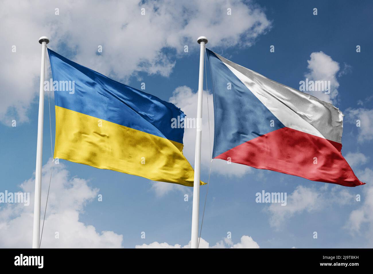 Ukraine und Tschechische Republik zwei Flaggen auf Fahnenmasten und blau wolkiger Himmel Hintergrund Stockfoto