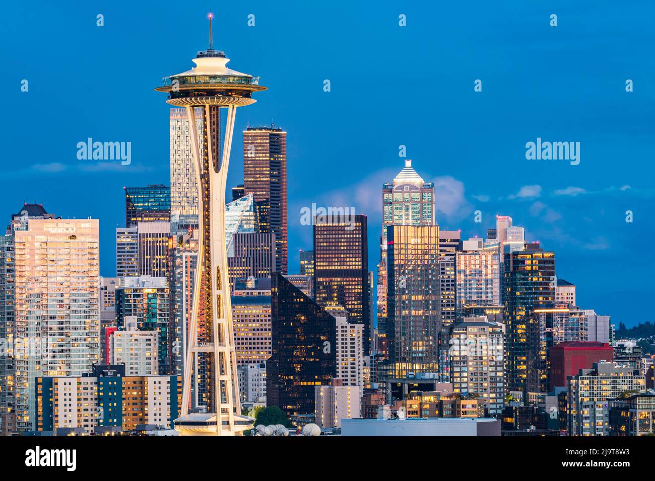 Seattle, Staat Washington, USA. Downtown Seattle bei Sonnenuntergang an einem Sommertag. Stockfoto